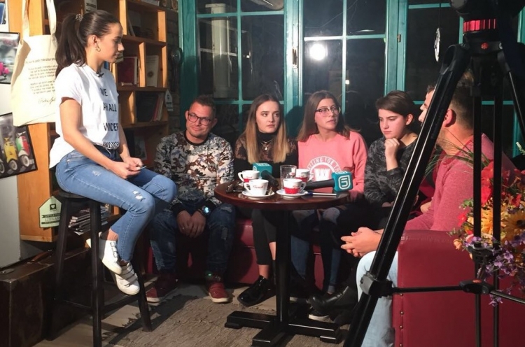 Fatma mbledh studentët e Tiranës. Çfarë po ndodh? [FOTO]