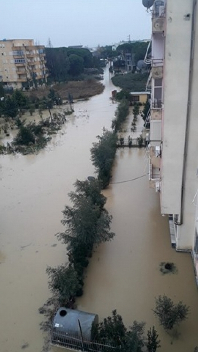 Thirrje urgjente për ndihmë, disa persona bllokohen nga përmbytjet në Golem, prej orësh pa energji elektrike