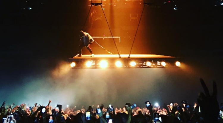 Kanye West nis turin “The Saint Pablo” në një mënyrë madhështore [VIDEO]