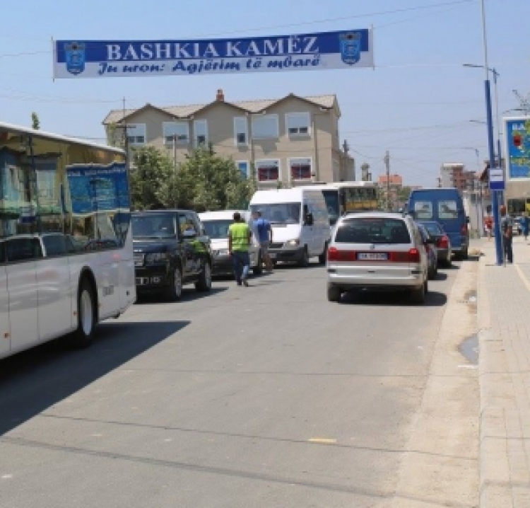 Përplasen 2 urbanë te Kthesa e Kamzës, 6 persona të plagosur