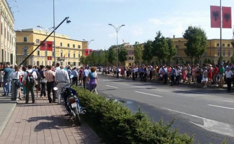 Shqiptarët ndryshe nga europianët, i shpenzojnë paratë për të mbijetuar jo për argëtim