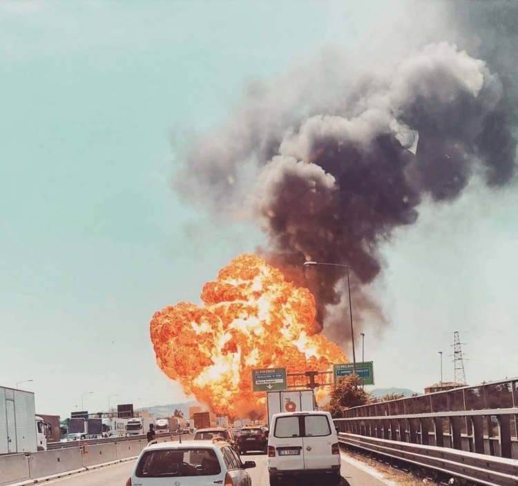 E rëndë! Shpërthen cisterna në Itali, autostrada përfshihet në flakë. Raportohen viktima [VIDEO]