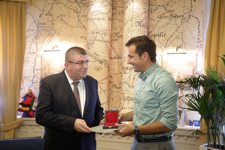 Shenjtërimi i Nënë Terezës, kryebashkiaku Veliaj nderon me medalje dy organizata bamirësie [FOTO]