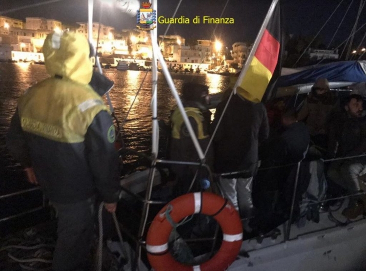 Ndalohet në Itali një anije me klandestinë kosovarë dhe kurdë, në pranga dy skafistët