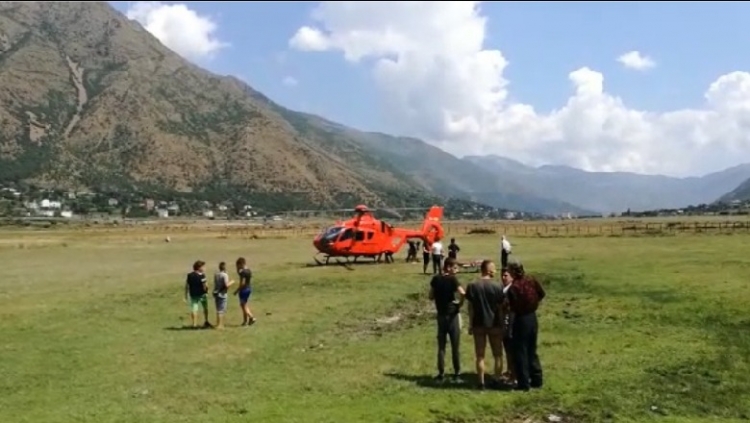 Ngjarje e rëndë në Bulqizë, i mituri 3-vjeçar rrëzohet në pllakat e shtëpisë, dërgohet me urgjencë me helikopter drejt Tiranës