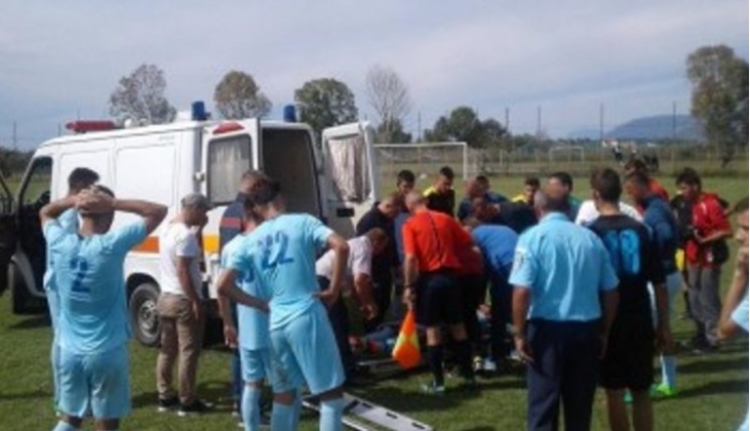 Trajneri largohet me ambulancë për të ndihmuar lojtarin, shoferi i autobuzit drejton skuadrën në Kategorinë e Parë