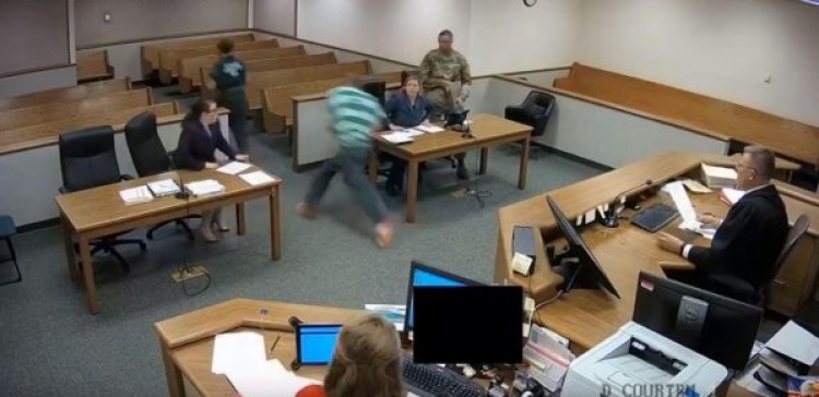 Nuk është skenë filmi, të prangosurit arratisen nga salla e gjyqit [VIDEO]