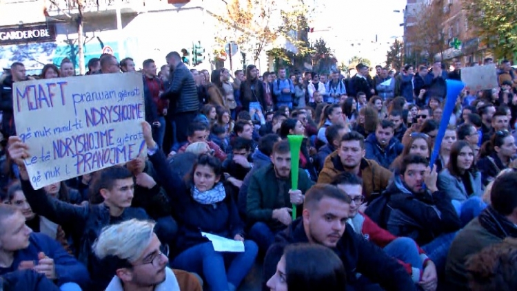 Studentët u vënë drynin universiteteve, sot protestë edhe në Durrës dhe Korçë [FOTO]