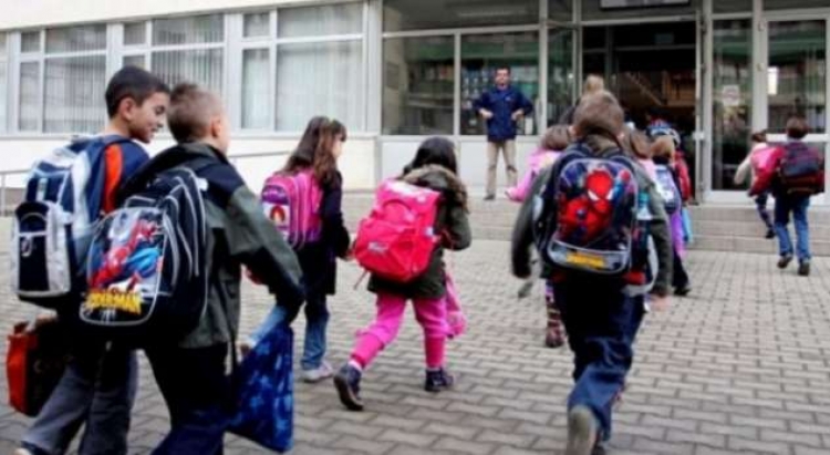 Vajzat shqiptare të diskriminuara, 4% nuk ndjekin arsimin fillor