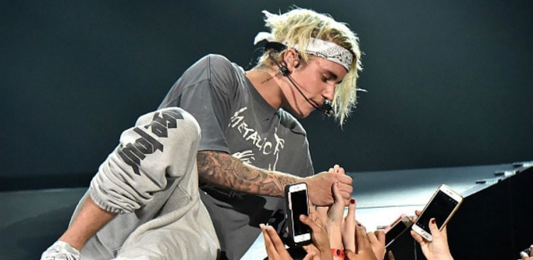 Fansja i kërkon një foto, ja përgjigja e shëmtuar që Bieber i përplasi në fytyrë! [VIDEO]