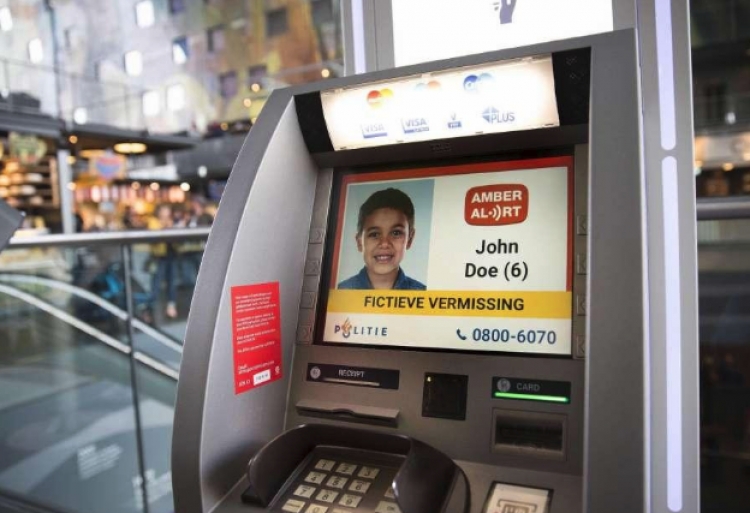 Fotot e fëmijëve të humbur në bankomatet e bankave, ç’ndodh në Holandë