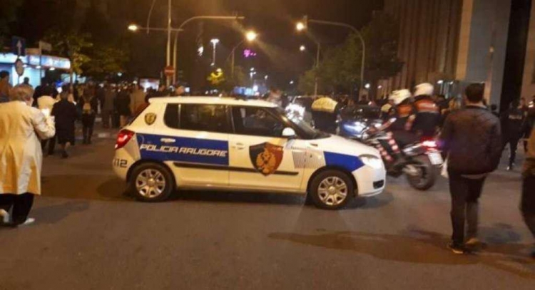 Aksident te Stacioni i Trenit në Tiranë, plagoset një 30-vjeçare, shoqërohet drejtuesi