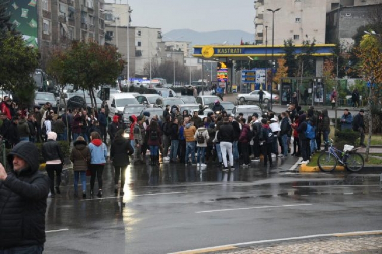 Studentët zhbllokojnë pas dy orësh “Zogun e Zi” në Tiranë