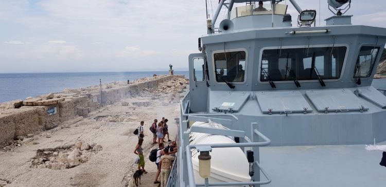 50 turistë bllokohen në ishullin e Sazanit për shkak të motit të keq. Mes tyre dhe gazetar mediave të huaja