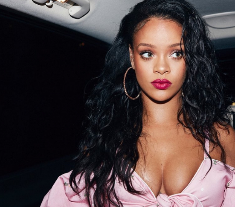 Telashe për ‘Fenty Beauty”? Rihanna sherr me linjën kozmetike rivale [FOTO]