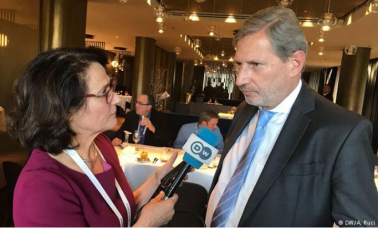 Komisioneri i BE-së Hahn optimist: “Raport-progresi për Shqipërinë do të jetë pozitiv”