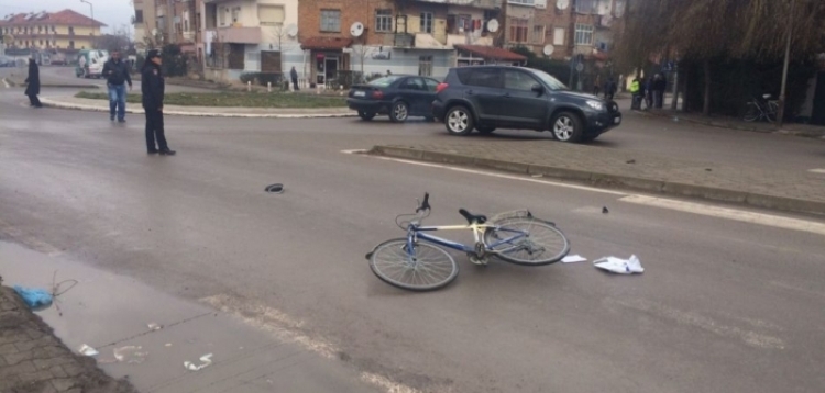 Lushnje, shtetasi me iniciale A.P, 32 vjeç duke drejtuar automjetin tip “Volkswagen” ka përplasur shtetasin me iniciale Gj.P, 50 vjeç që po qarkullonte me biçikletë