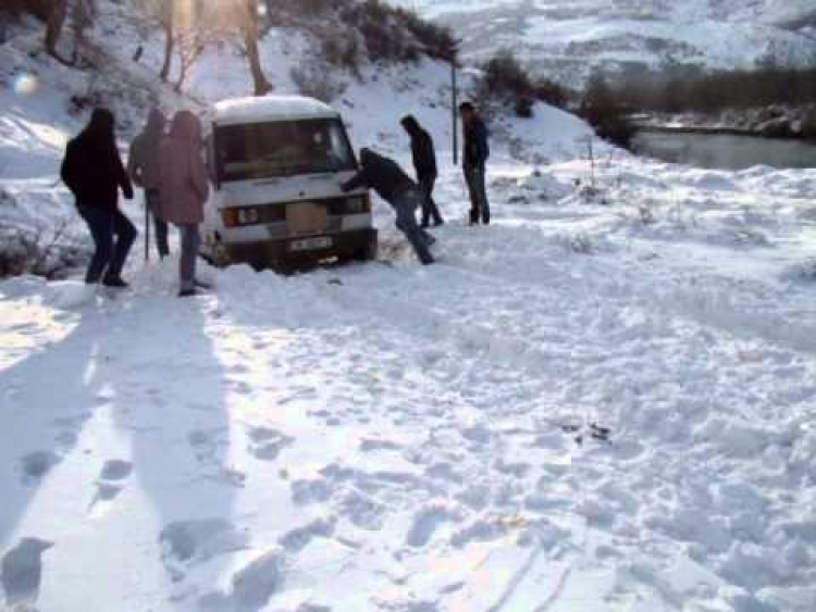 Bllokohet nga bora aksi Shkodër-Dukagjin, 300 familje të izoluara