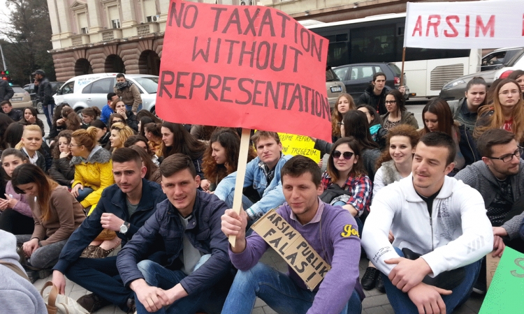 Vëzhgim i IN News/ Vijon protesta, salla bosh e pedagogë që japin mësim me një student [VIDEO]