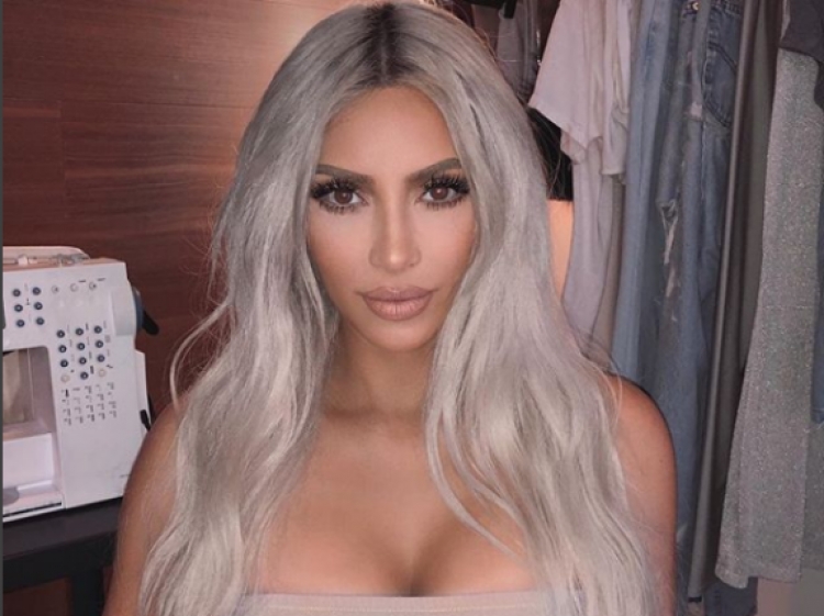 Kim Kardashian “thyen” rrjetin, poston foto të reja nudo...[FOTO]