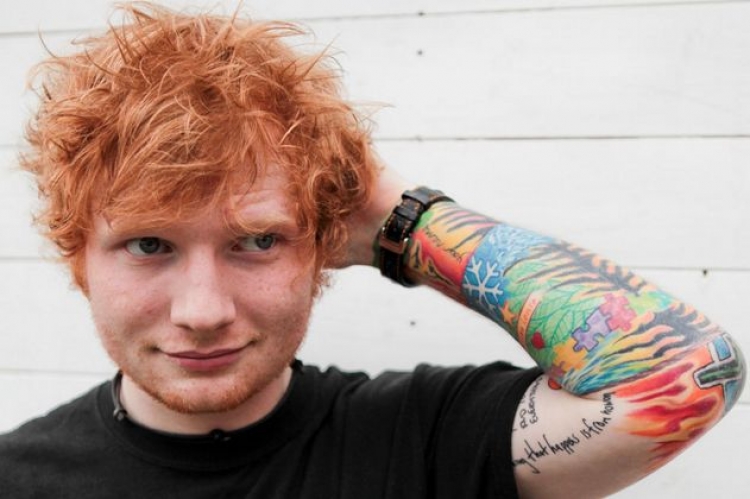 Ed Sheeran puthje në buzë me aktorin e njohur [VIDEO]