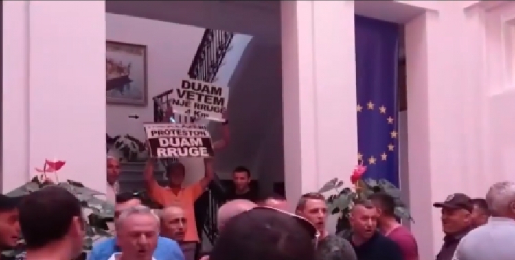 Protestë para bashkisë së Vlorës, banorët: Kryetar dil nga zyra, duam rrugë dhe...