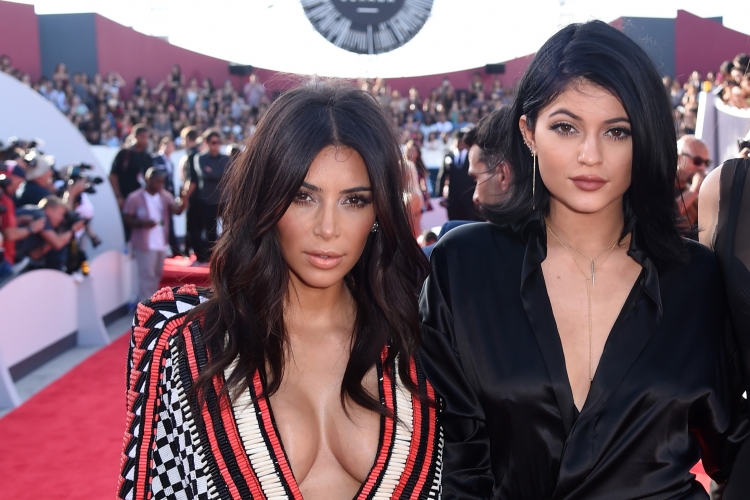 Kim Kardashian “sfidon” Kylie Jenner [VIDEO]