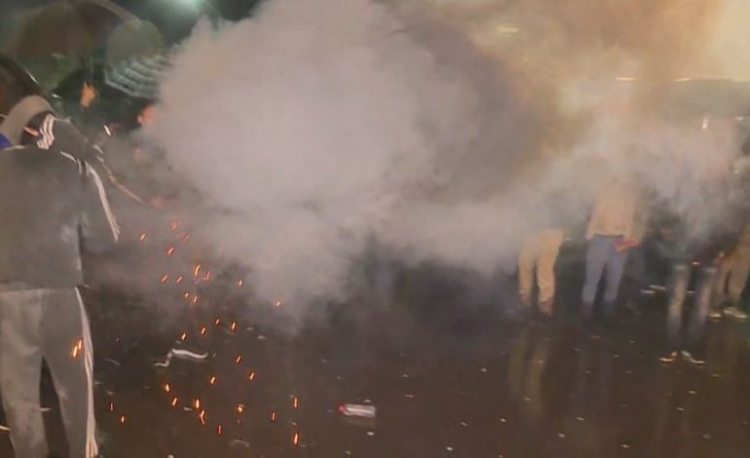 HIDHEN BOMBA MOLOTOV/ Protestuesit thyejnë xhamat tek Drejtoria e Policisë së Tiranës
