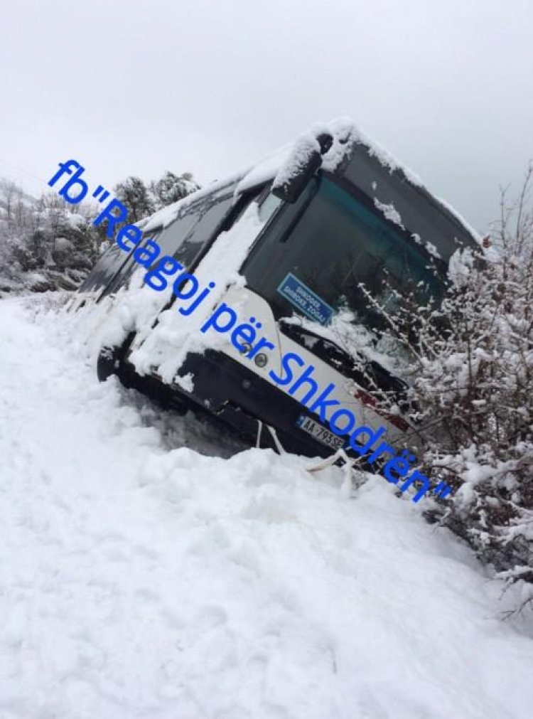 Rruga me ngrica, aksidentohet autobusi me pasagjerë në Shkodër
