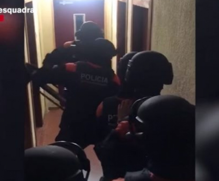 Kapen 'skifterët' shqiptarët edhe në Spanjë, grabitën shtëpinë e futbollistit të Barcelonës [VIDEO]