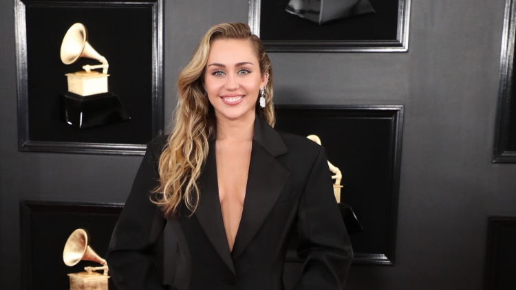 Miley Cyrus po rikthehet me një album të ri! [VIDEO]