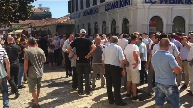 Sot konstituohet Këshilli Bashkiak i Shkodrës, Ademi në zyrë, militantët e PD në protestë