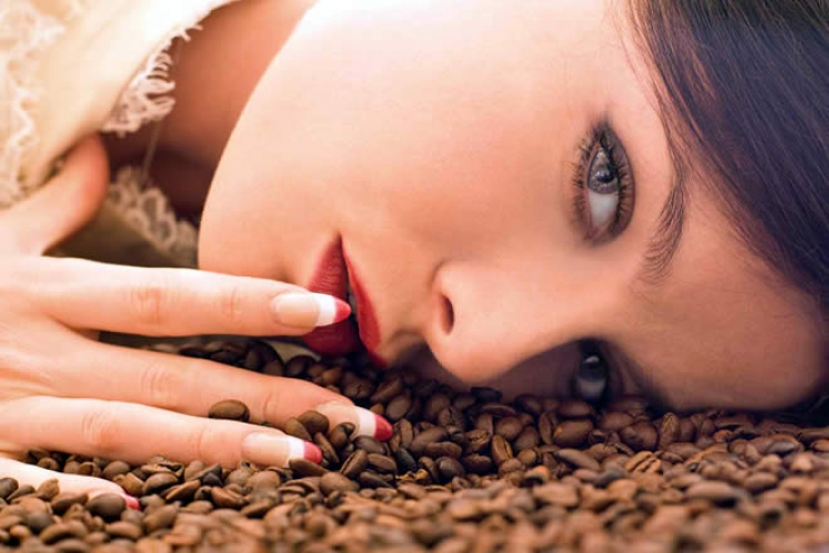 Kafeja ka një ndikim të çuditshëm në lëkurën tuaj, zbulojeni!