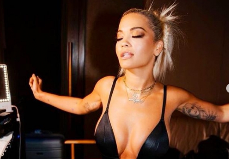 Rita Ora ka një mesazh të veçantë për Shën Valentin: “Puthni kë t’ju dojë qejfi...”[FOTO]