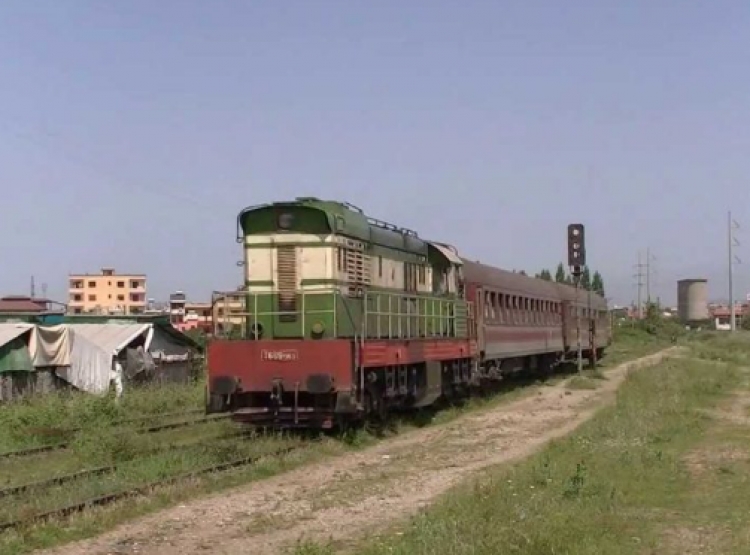 Durrës, treni i linjës Tiranë-Durrës aksidenton një 21-vjeçare, në gjendje të rëndë, humb njërën këmbë