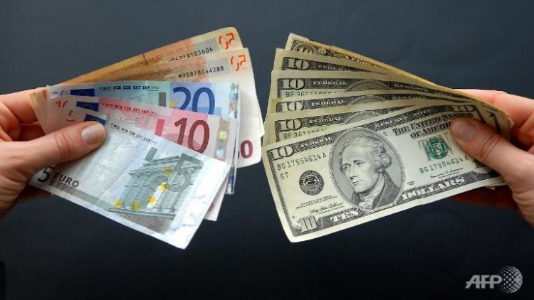 Bie euro dhe rritet dollari, ja me sa u këmbyen ditën e sotme