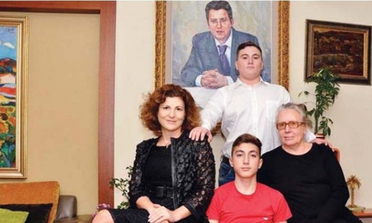 Në këtë krizë politike shfaqet djali i Sokol Olldashit! Sa qenka rritur, do t’i hyj edhe politikës[FOTO]