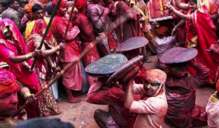 Si e largojnë dimrin indianët, gratë rrahin burrat me shkopinj [VIDEO]