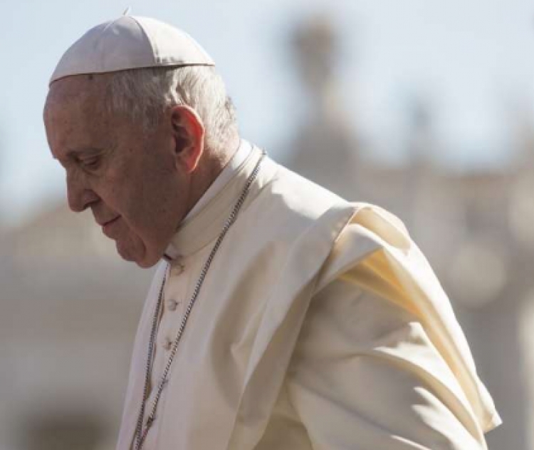 Të gjithë e presin në Shën Pjetër, Papa Françesku bllokohet në ashensor. Lutja e tij…