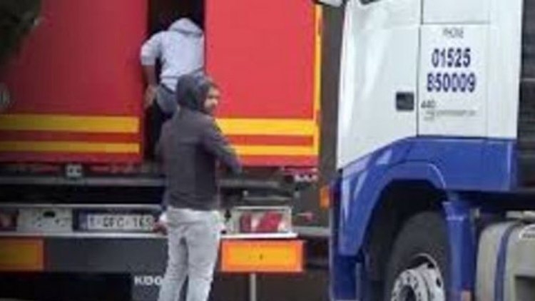 Angli, goditet rrjeti që merrej me trafikimin e qënieve njerëzore, ky rrjet kishte futur 115 shqiptarë në mënyrë ilegale në Britani