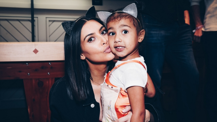 Vajza e pyet Kim Kardashian se pse ajo është e famshme dhe ju nuk keni për ta besuar reagimin e saj