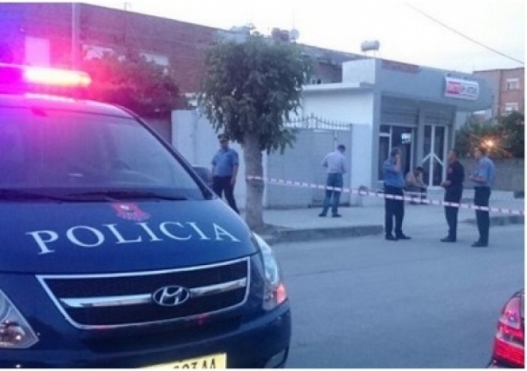 Grabisnin shoferët në Fier, policia arreston 5 persona që vidhnin pjesë automjetesh dhe aksesorë makinash