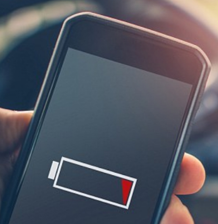 Nervozë kur telefoni na fiket, zbulohet bateria e shpejtë