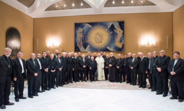 Abuzimet seksuale me fëmijët. 34 peshkopë në Kili i paraqesin dorëheqjen Papa Françeskut