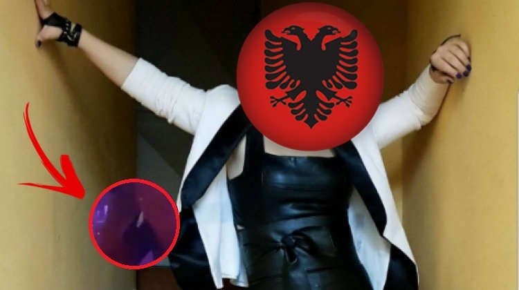 HAHA! Këngëtarja e njohur shqiptare del në skenë me zinxhirin e pantallonave hapur, shihni si del nga situata me lezet [VIDEO]