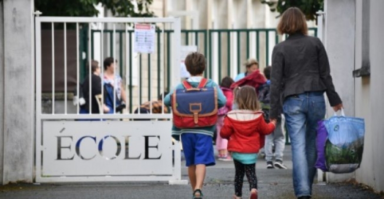 Franca nis zbatimin:Jo më celularë në shkolla, po në Shqipëri ç’do të ndodh