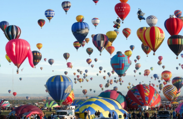 Qindra balona në ajër, spektakël në qiell [VIDEO]