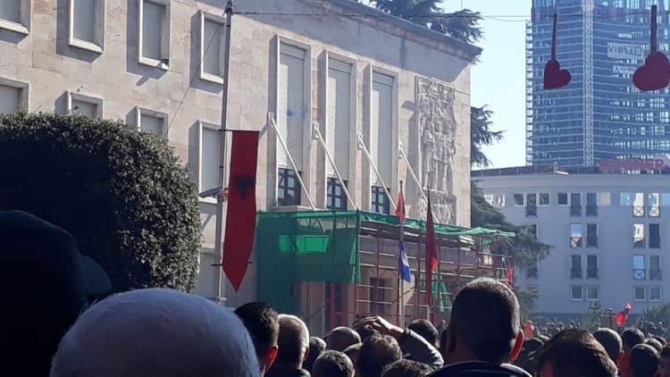 Tensione në protestë, lëndohen disa protestues