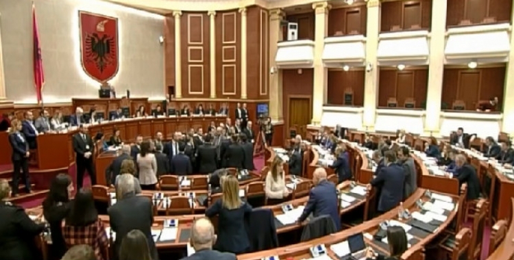 Banalitetet e parlamentit/E plotë, nuk lanë fjalë pa thënë deputetët dhe qeveritarët [VIDEO]
