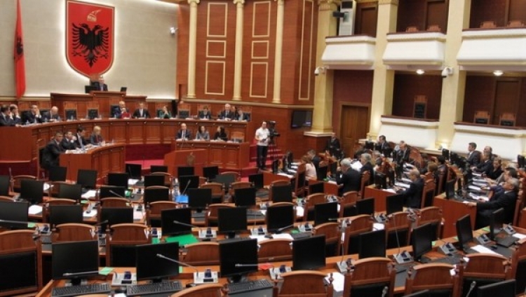 Paqe në parlament, seancë pa opozitën. Qetësinë e 